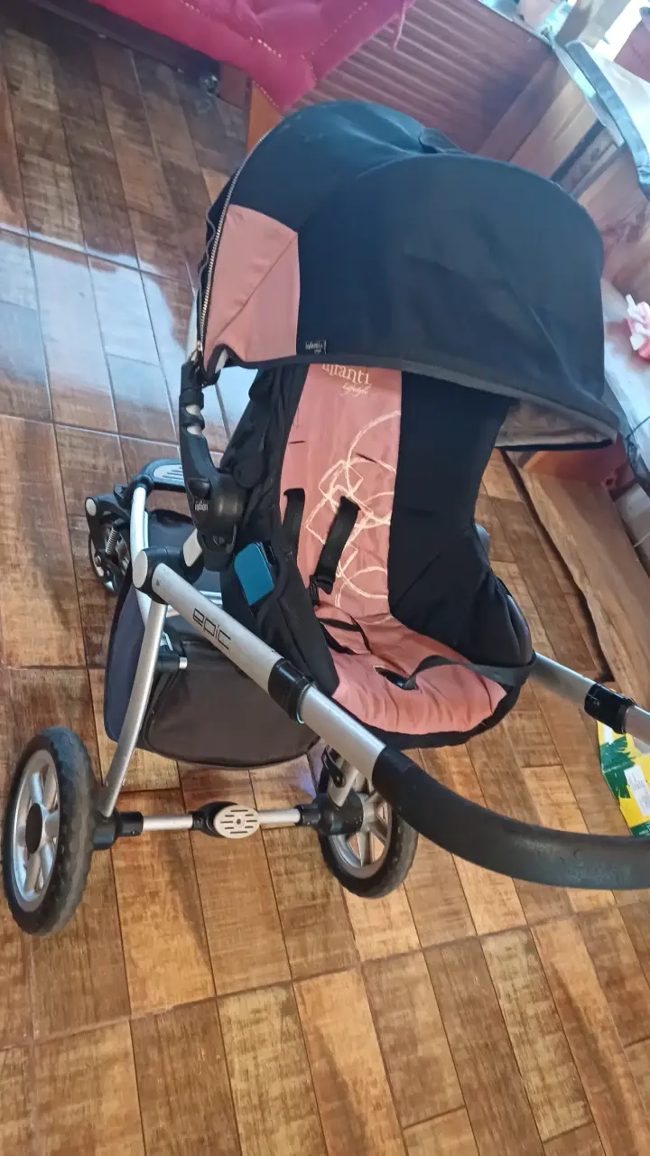 Coche de bebé rosa y negro - 1