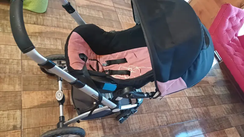 Coche de bebé rosa y negro - 2