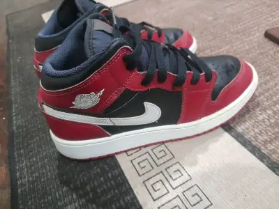Zapatillas deportivas negras y rojas - miniatura 3