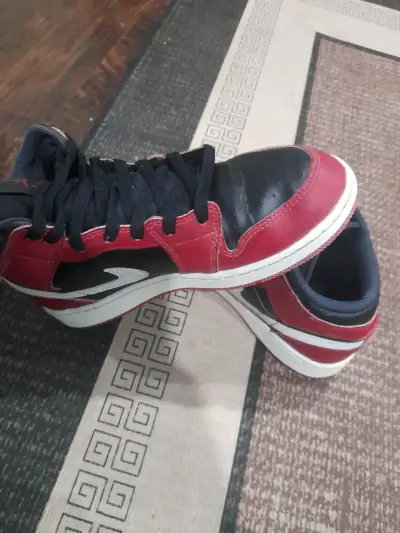 Zapatillas deportivas negras y rojas - miniatura 4