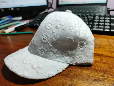 Gorra blanca con bordado floral - miniatura 1