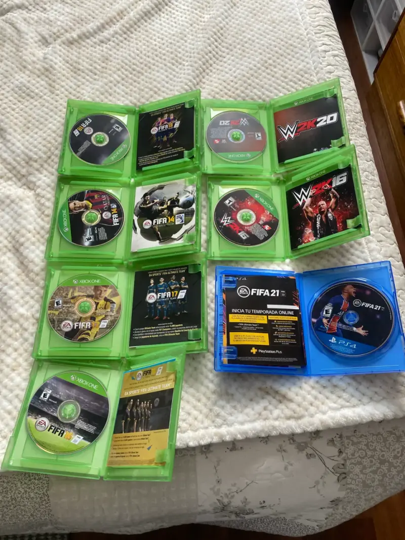 Colección de videojuegos FIFA y WWE - 2