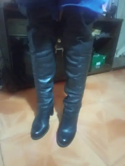Botas negras de cuero altas - miniatura 1