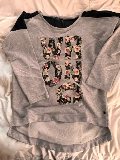 Polera manga larga gris estampada - miniatura 1