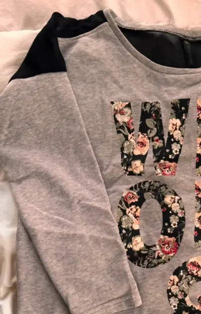 Polera manga larga gris estampada - miniatura 2