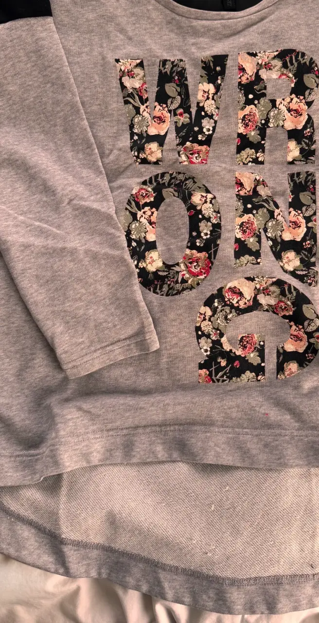 Polera manga larga gris estampada - 4