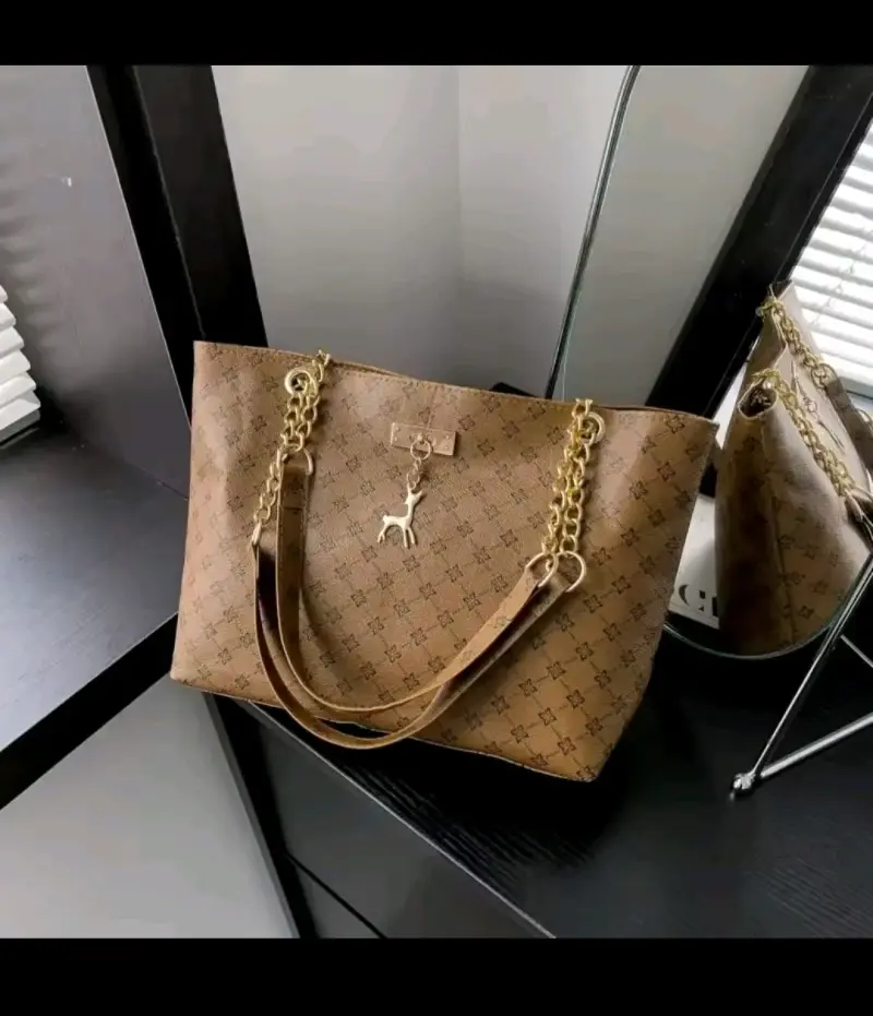 Bolso tote marrón con cadenas - 1