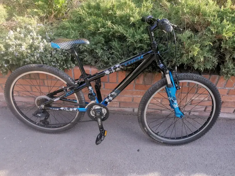 Bicicleta Trek Mt220 24" negra-azul