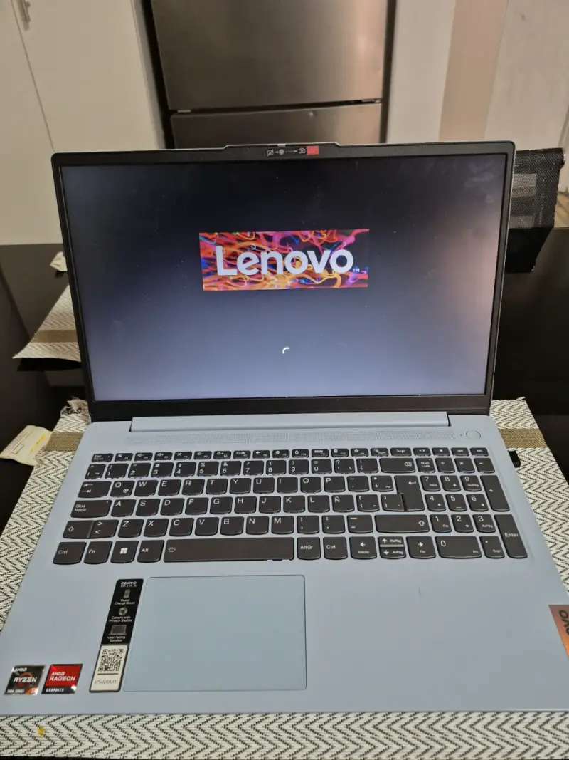 Notebook Lenovo gris claro - 2