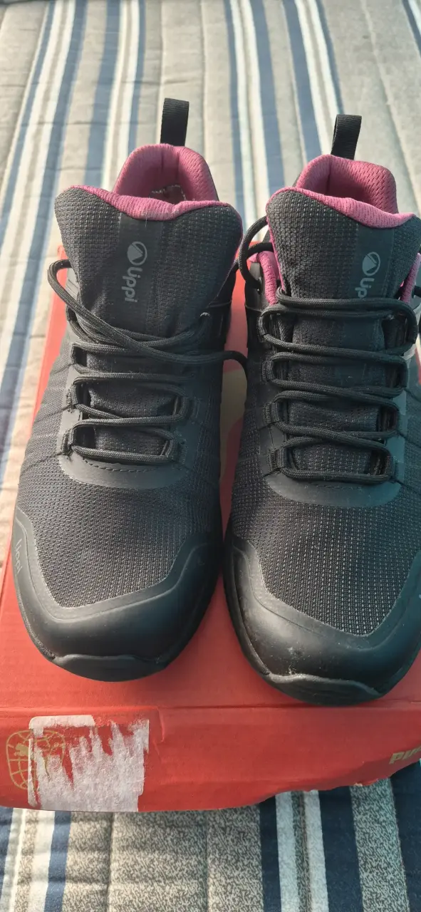 Zapatillas deportivas negras y rosadas marca lippi