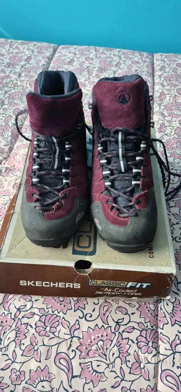 Zapatillas deportivas negras y rosadas marca lippi