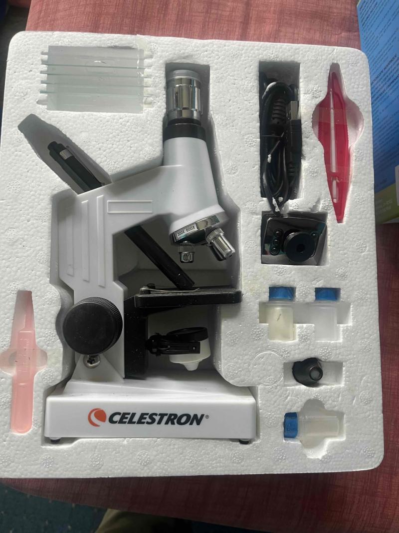Microscopio Celestron con accesorios - 1