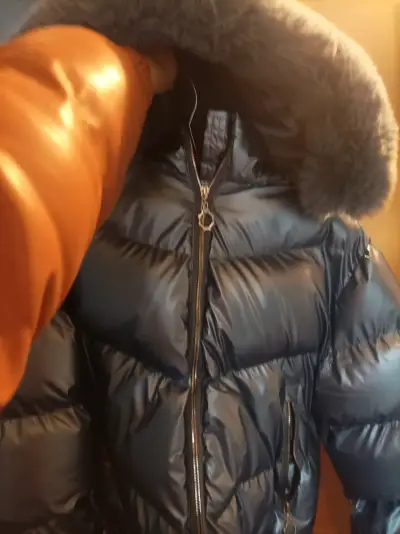 Chaqueta acolchada azul con capucha - miniatura 1