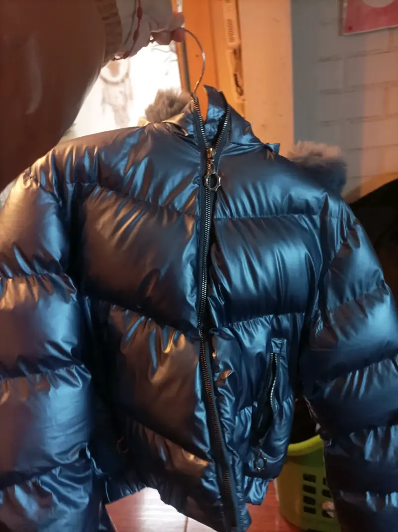 Chaqueta acolchada azul con capucha - 4