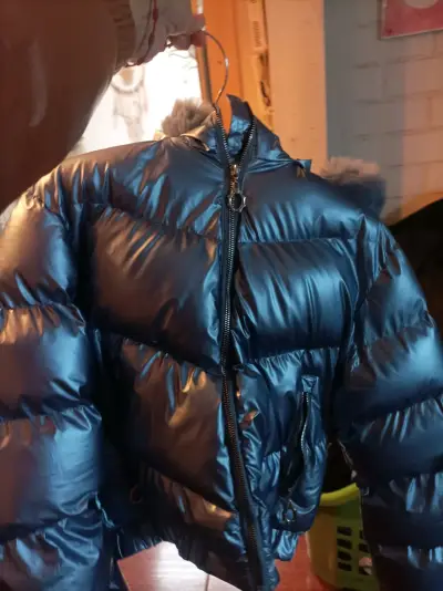 Chaqueta acolchada azul con capucha - miniatura 4