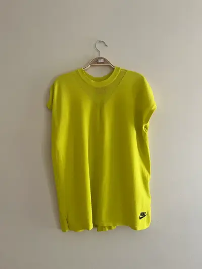 Polera deportiva amarilla Nike - miniatura 1
