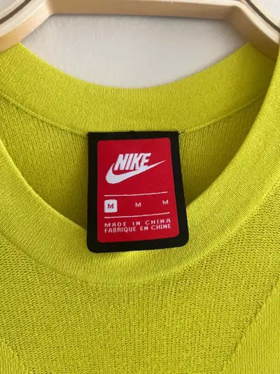 Polera deportiva amarilla Nike - miniatura 2