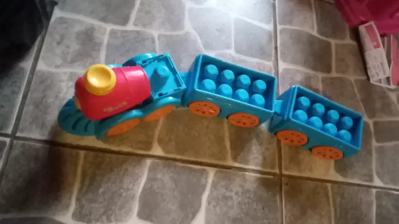 Tren plástico de juguete colorido