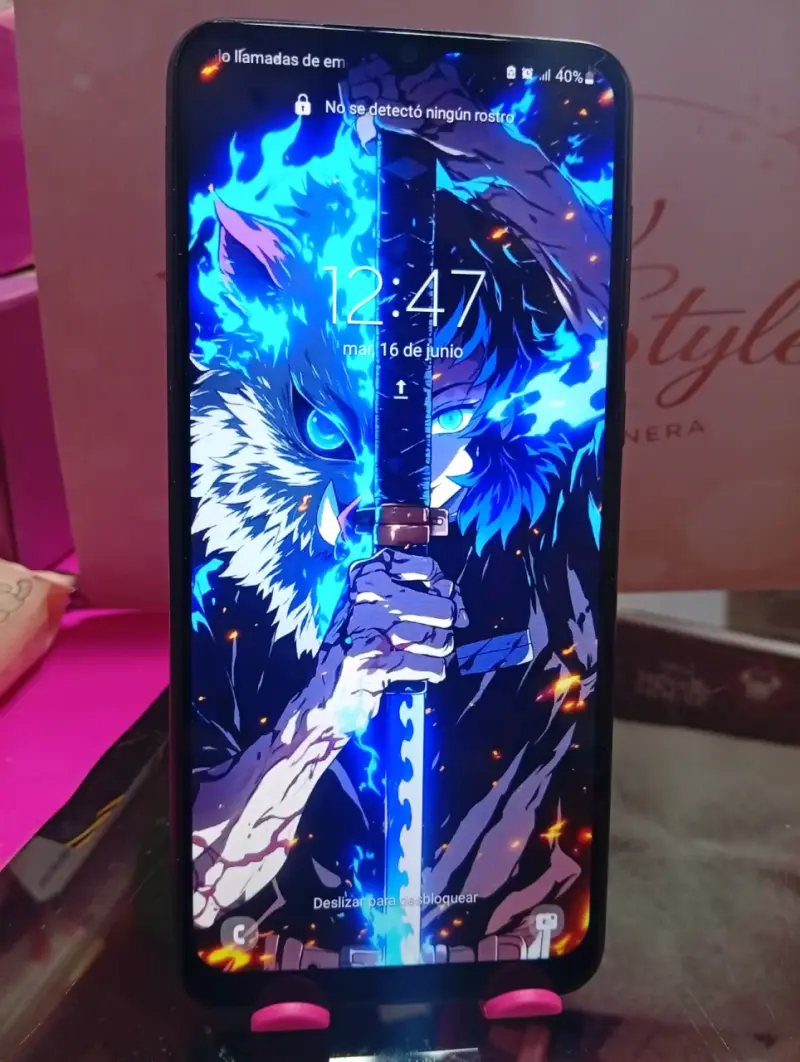 Smartphone con funda.