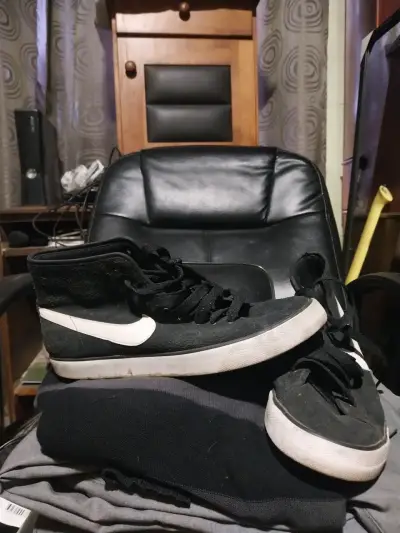 Zapatillas NIKE BLAZER negra con caña - miniatura 1