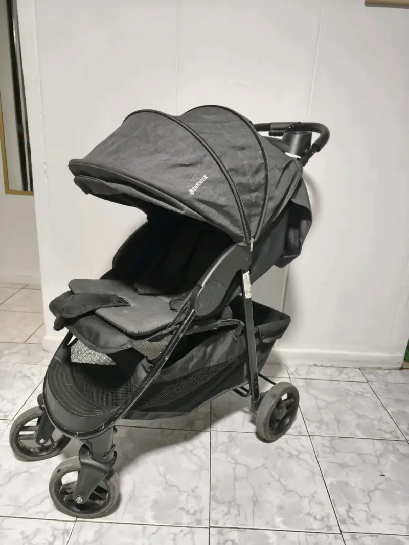 Coche de bebé negro con huevito - 1