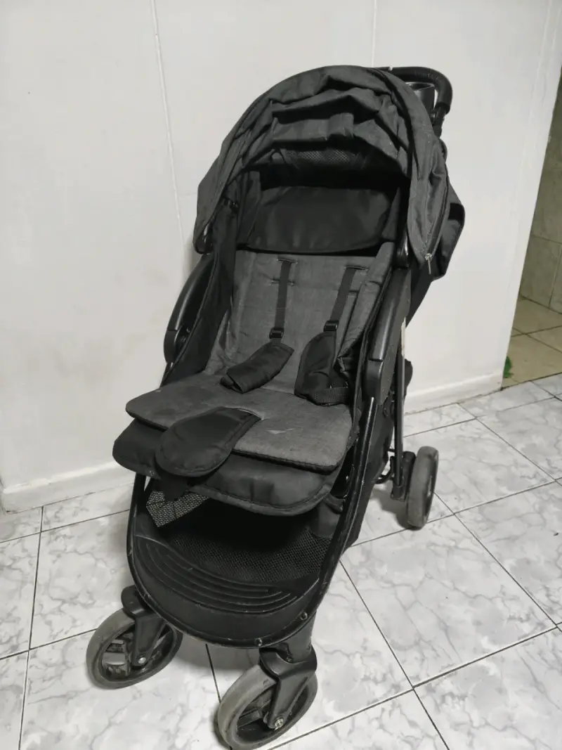 Coche de bebé negro con huevito - 3