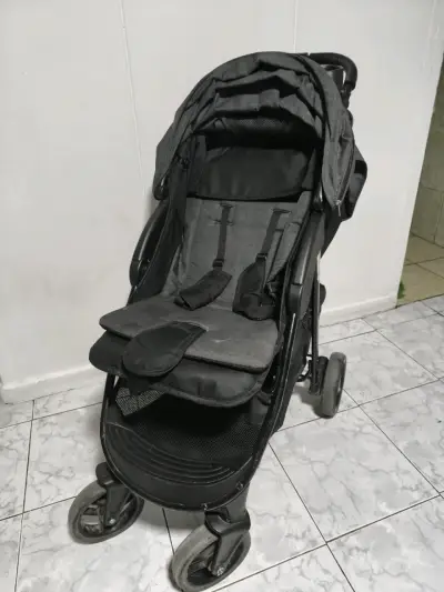 Coche de bebé negro con huevito - miniatura 3