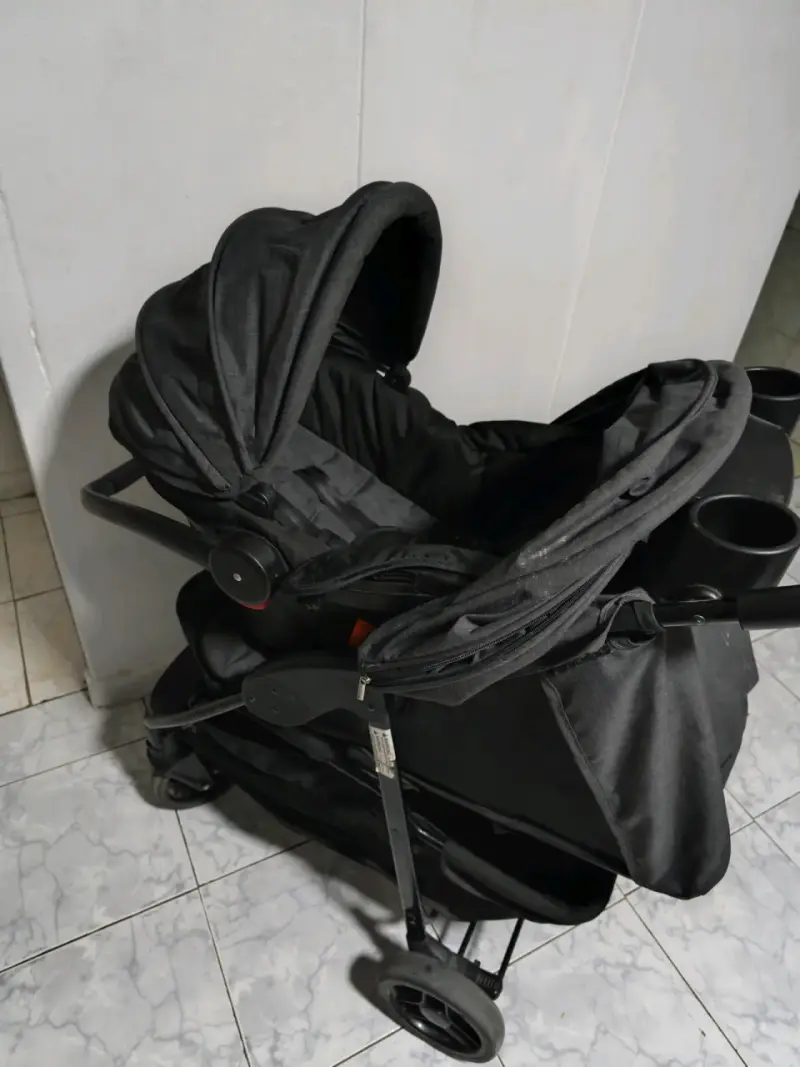 Coche de bebé negro con huevito - 4