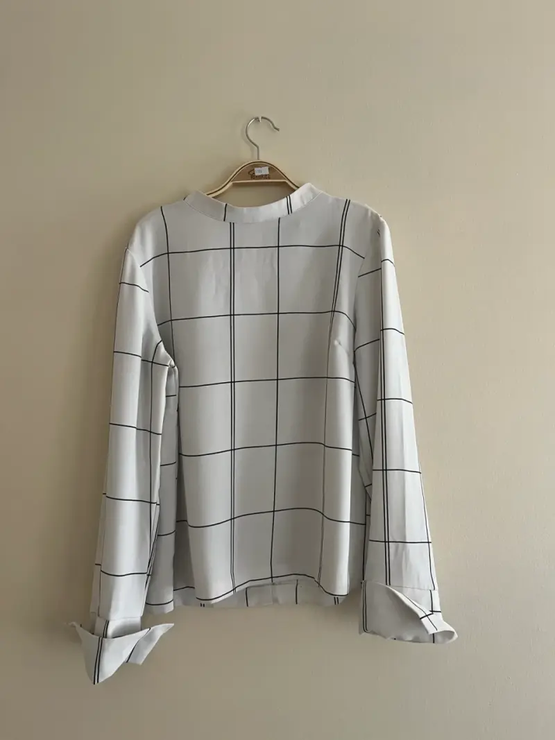 Blusa blanca a cuadros - 1