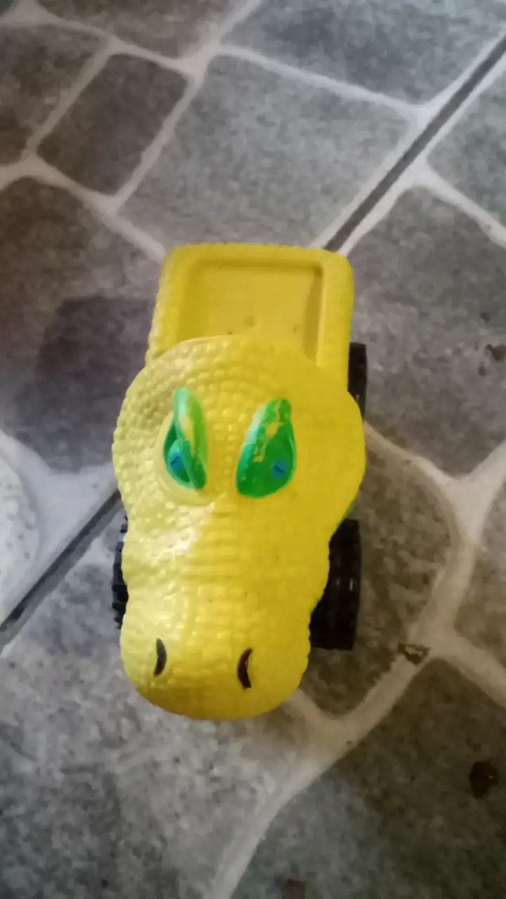Auto de dinosaurio de juguete plástico