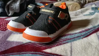 Zapatillas negras para niño - miniatura 1