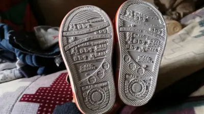Zapatillas negras para niño - miniatura 4