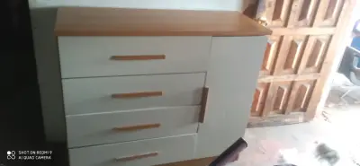 Cómoda de madera con cajones - miniatura 1