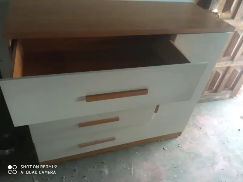 Cómoda de madera con cajones - 2