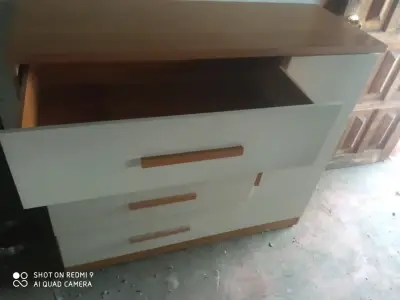 Cómoda de madera con cajones - miniatura 2