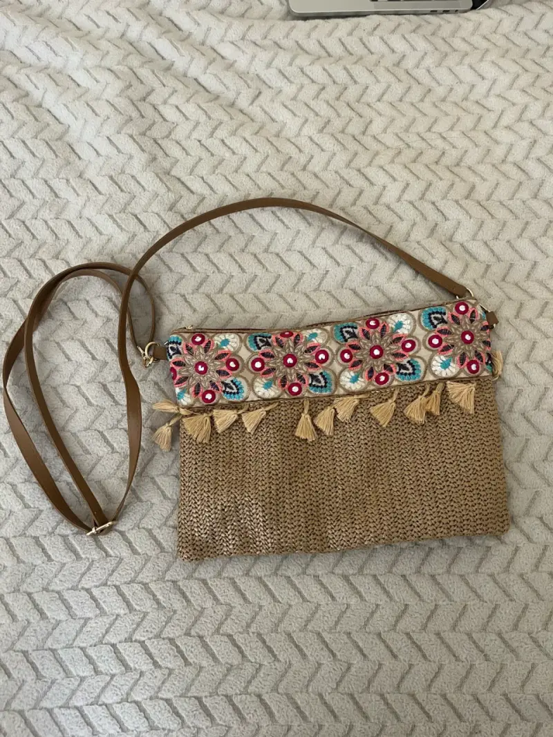 Cartera con bordado floral - 1