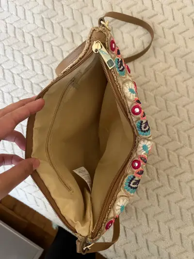 Cartera con bordado floral - miniatura 3