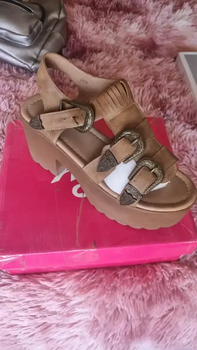 Sandalias con plataforma beige - miniatura 1