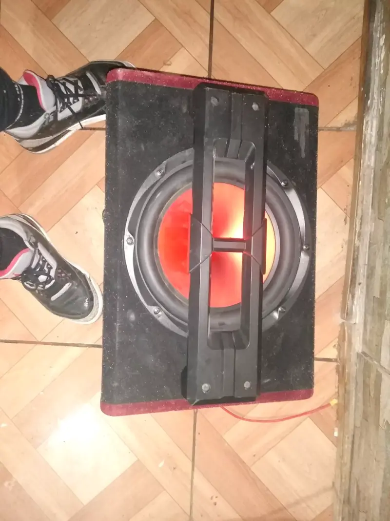 Subwoofer para auto negro - 1