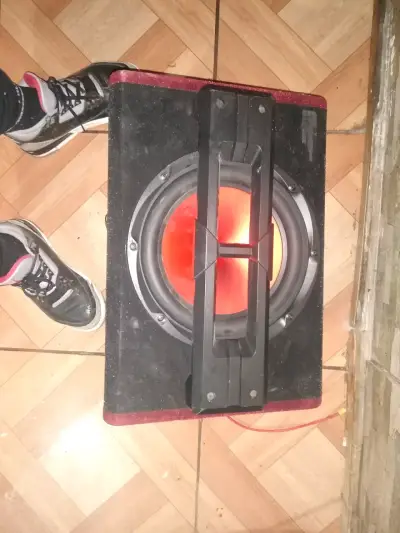 Subwoofer para auto negro - miniatura 1