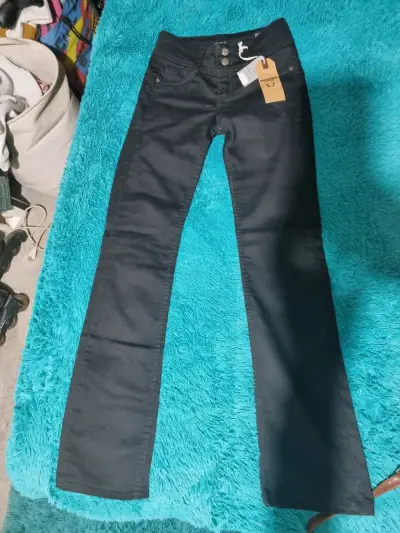 Jeans negros con etiqueta - miniatura 1