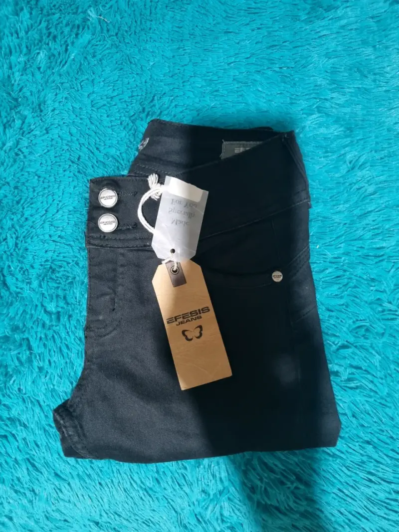 Jeans negros con etiqueta - 2