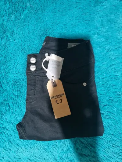 Jeans negros con etiqueta - miniatura 2