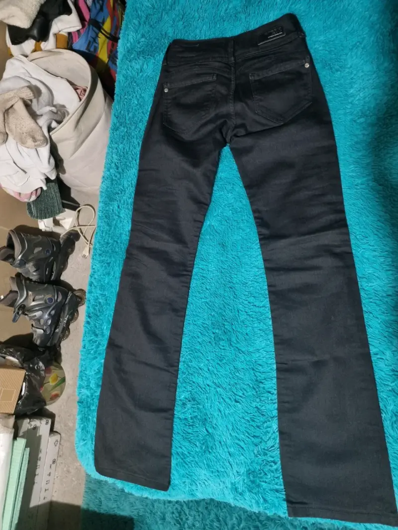 Jeans negros con etiqueta - 3