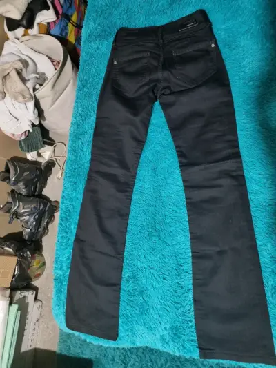Jeans negros con etiqueta - miniatura 3