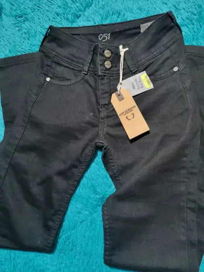 Jeans negros con etiqueta - miniatura 4