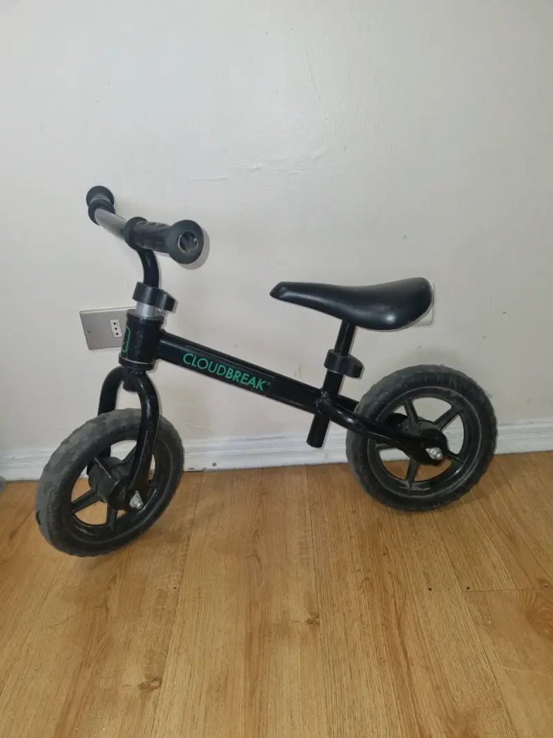 Bicicleta de equilibrio negra - 2