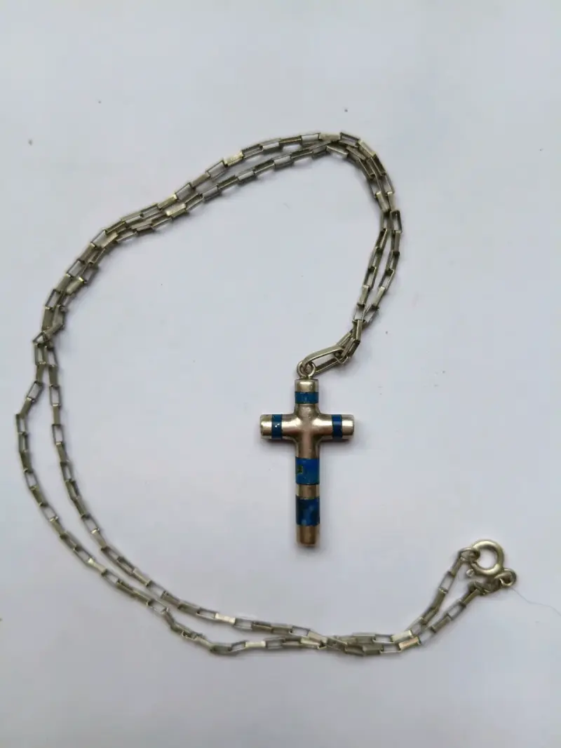 Cadena plata con cruz lapis lazuli