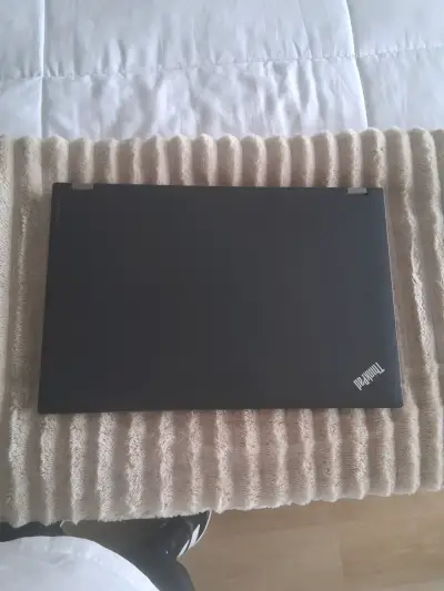 Laptop negra Lenovo ThinkPad - miniatura 1