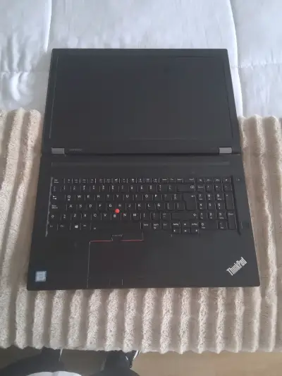 Laptop negra Lenovo ThinkPad - miniatura 2